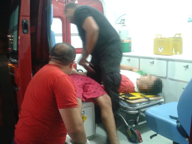 Um adolescente quebrou a perna durante a fuga e foi atendido em ambulância (Foto: André Alencar/TV Verdes Mares)