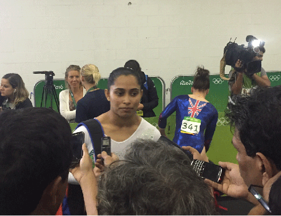 Dipa Karmakar, ginasta indiana, fala com jornalista (Foto: Cristina Grillo/ÉPOCA) Dipa Karmakar, ginasta indiana, fala com jornalista (Foto: Cristina Grillo/ÉPOCA)