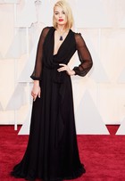 Margot Robbie usa colar de mais de R$ 6 milhões no Oscar 2015