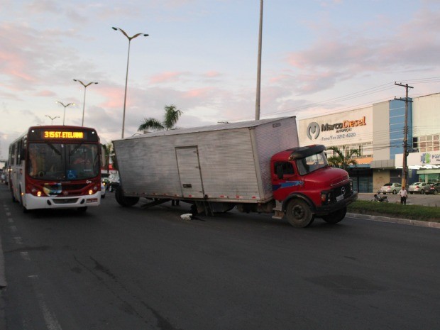 G Roda De Caminh O Ba Se Desprende E Atinge Carro Em Avenida De