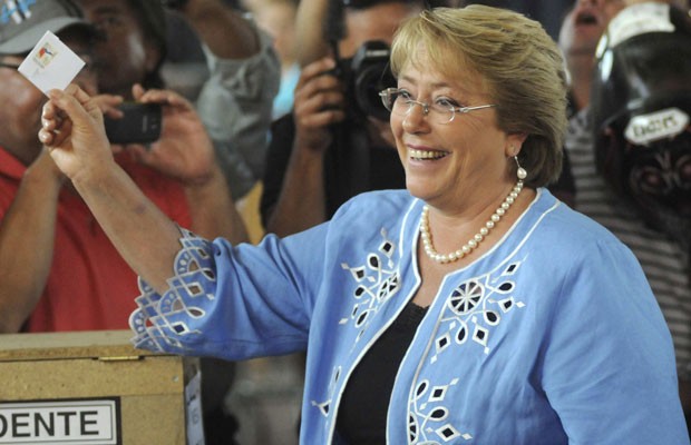 Candidata à presidência do Chile, Michelle Bachelet mostra seu voto durante a eleição neste domingo (15) em Santiago. (Foto: Maglio Perez/Reuters)