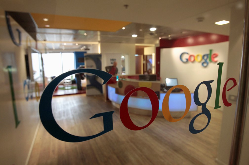 Logotipo do Google estampa parede do escritório da empresa em Tel Aviv, em Israel. (Foto: Baz Ratner / Reuters)