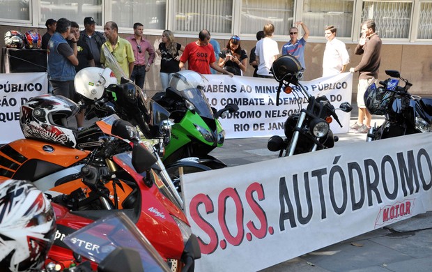 Protesto Autódromo Internacional Nelson Piquet Jacarepaguá (Foto: LUIZ ROBERTO LIMA/FUTURA PRESS/AE)