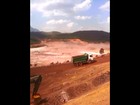 Vídeo mostra momento em que barreira se rompe e libera lama