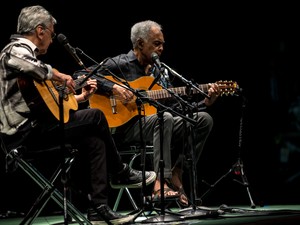 Caetano Veloso e Gilberto Gil tocam e cantam juntos no 1º de três shows no Citibank Hall SP, na Zona Sul de São Paulo, na noite de quinta-feira (20). A turnê batizada de 'Dois Amigos, Um Século de Música' celebra os 50 anos de carreira de cada um (Foto: Marcelo Brandt/G1)