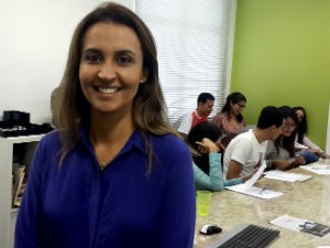 Drª Gabriela Sóstenes na preparação da oficina  (Foto: Divulgação/TV Gazeta)