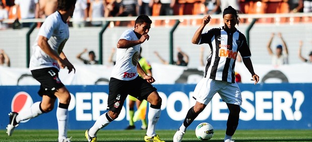 Paulinho Corinthians Ronaldinho Gaucho Atlético-MG (Foto: Marcos Ribolli / Globoesporte.com)