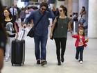 Em família: Débora Falabella embarca com a filha e Murilo Benício 