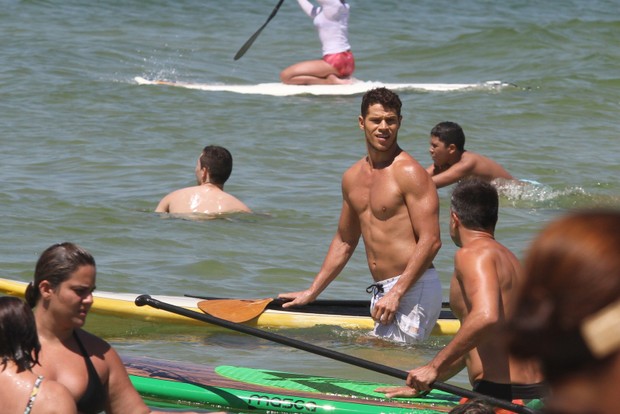José Loreto na praia (Foto: Wallace Barbosa/AgNews)