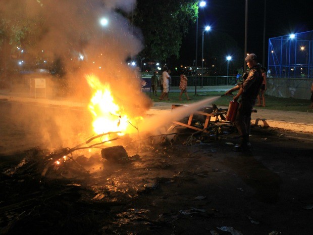 Policiais ajudaram a apagar o fogo com extintores (Foto: Marcos Dantas / G1 AM)