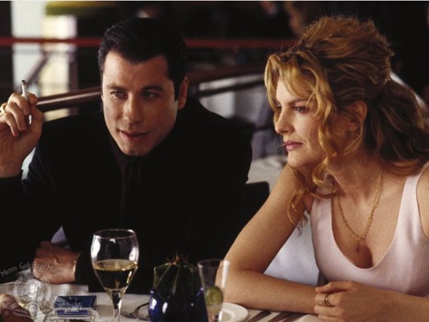 John Travolta e Rene Russo em cena de 'O nome do jogo' (1995), baseado em livro de Elmore Leonard (Foto: Divulgação)