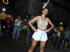 Juliana Alves, de look curtinho, quebra tudo em noite de samba