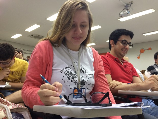 Jeniffer conta que ficou frustada ao saber da decisão do MEC (Foto: Thays Estarque/G1)