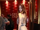 Bianca Müller aposta em vestido com decotão em festa da novela 'O rebu'