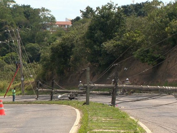 G1 Carro Derruba Postes E Bairros Da Serra Es Ficam Sem Energia