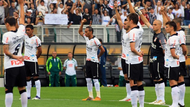 Jogadores do Corinthians homenageiam Sócrates (Foto: Agência Estado)