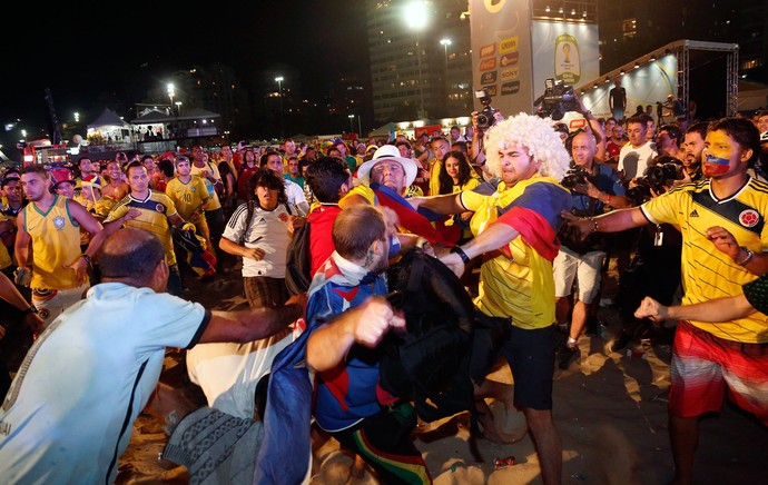 briga entre torcidas no Fifa Fan Fest (Foto: Hudson Pontes / Agência O Globo)