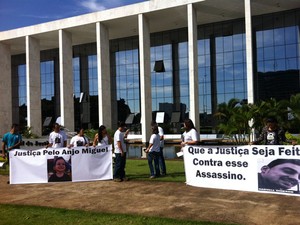 Familiares mostram faixas nas quais pedem Justiça após a morte de um bebê de 1 ano e 11 meses no DF (Foto: Isabella Formiga/G1)