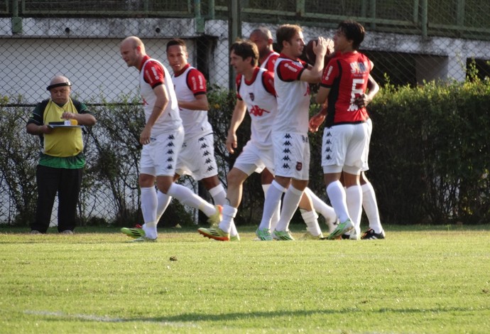 Brasil de Pelotas comemora segundo gol, marcado pelo Nena (Foto: Bruno Ribeiro)