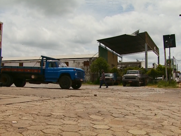 Suspeitos estavam em posto de combustíveis desativado na MG-050, em Passos (MG). (Foto: Reprodução EPTV/Cacá Trovó)