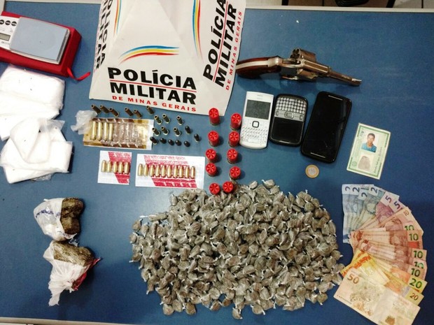 Materiais apreendidos com na casa no Bairro Doutor João Alves (Foto: Polícia Militar/Divulgação)