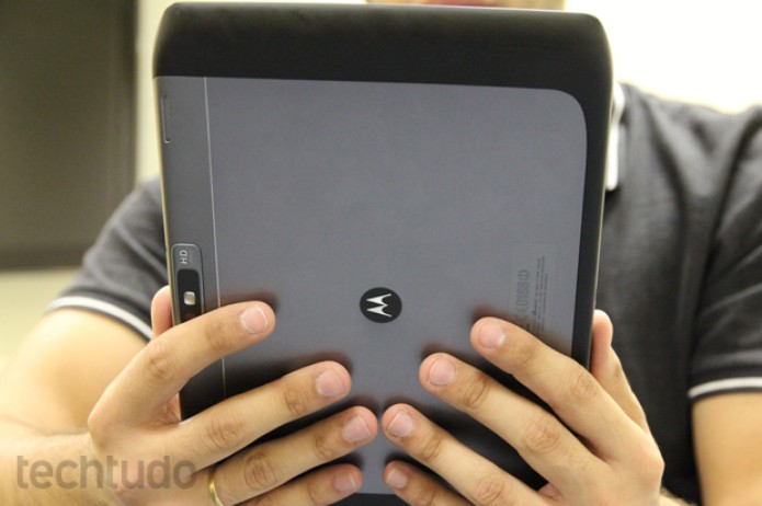 O design do Xoom 2 não favorece a operação na vertical (Foto: Marlon Câmara / TechTudo) O design do Xoom 2 não favorece a operação na vertical (Foto: Marlon Câmara / TechTudo)