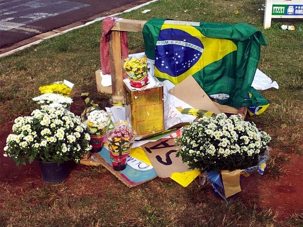 Local ao lado de onde o acidente aconteceu amanheceu com várias homenagens (Foto: Eduardo Guidini/ G1)