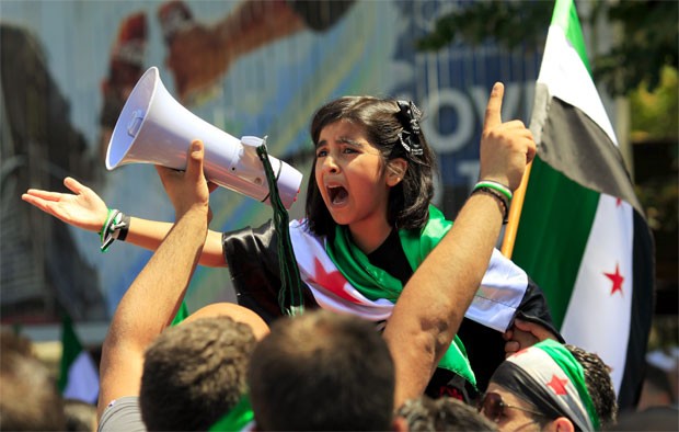 Garota síria protesta contra o presidente Bashar al-Assad nas ruas do país (Foto: Reuters)
