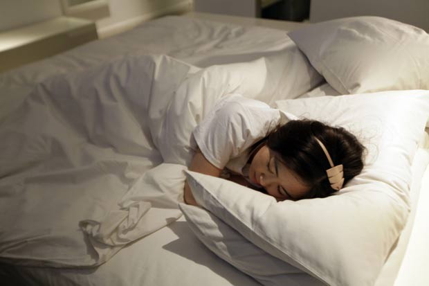 Zhuang testa cama de hotel em Pequim. (Foto: Jason Lee/Reuters)