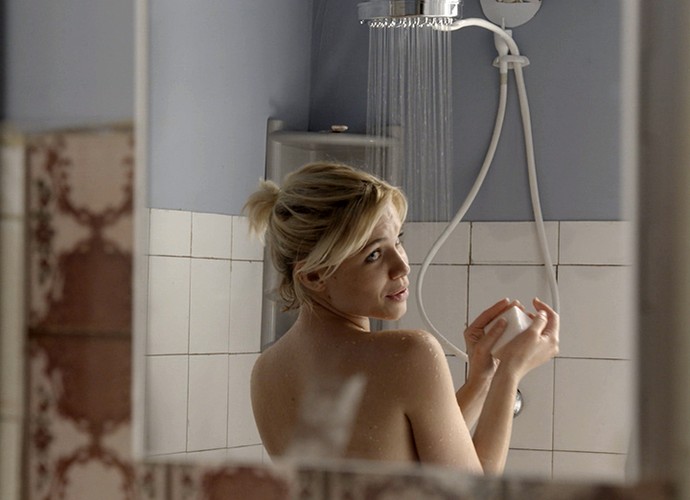 Belisa toma banho no esconderijo de Juliano (Foto: TV Globo)