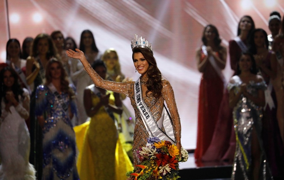 Iris Mittenaere acena após vencer o Miss Universo (Foto: Erik De Castro/Reuters)