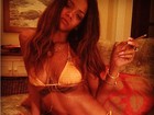 Cai na rede foto de Rihanna fumando de biquíni com tatuagem à mostra