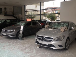 Pedra sobre veículo Mercedez em concessionária destruída em protesto de quinta (Foto: Tatiana Santiago/G1)