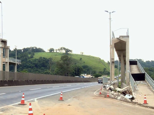 Carreta bateu em passarela e estrutura precisou ser retirada na Fernão Dias, em Estiva (Foto: Reprodução EPTV)