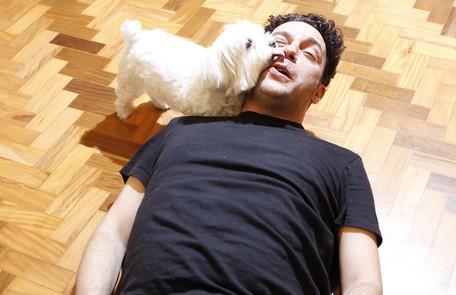 O ator mora com três cães da raça maltês Michel Filho/Agência O Globo