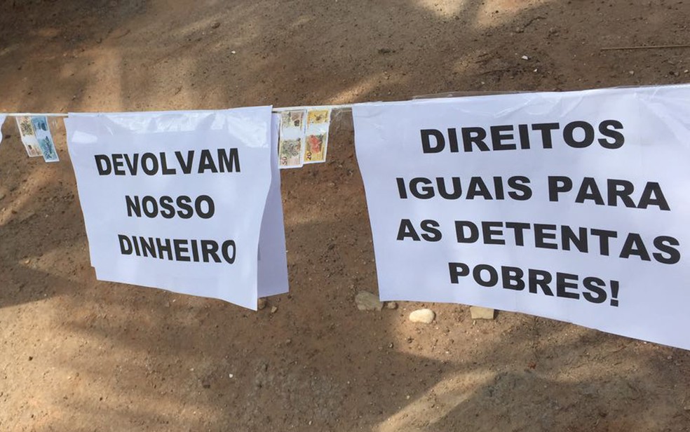 Devolvam nosso dinheiro, diz um dos cartazes na esquina do prédio onde morava Sérgio Cabral e Adriana Ancelmo (Foto: Fernanda Rouvenat / G1)