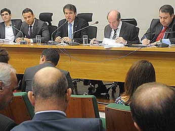 Deputados durante reunião de comissão da Câmara Legislativa do DF nesta terça (Foto: CLDF/Divulgação)