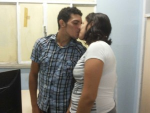 Em delegacia, casal se beija diante de policiais e imprensa (Foto: Nonato Sousa/Arquivo pessoal)