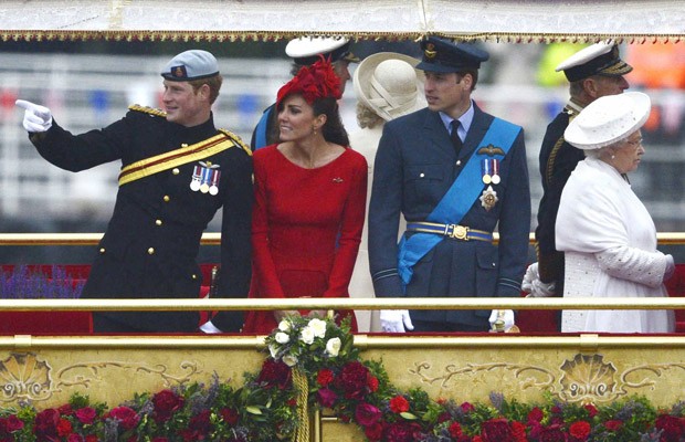 Duquesa de Cambridge, Kate Middleton participa com os príncipes Harry (esq.) e William (dir.) das comemorações do jubileu de diamante da rainha Elizabeth II. O barco real será acompanhado por mais de 1.000 embarcações cruzando o rio Tâmisa (Foto: AP Photo/Dylan Martinez, Pool)