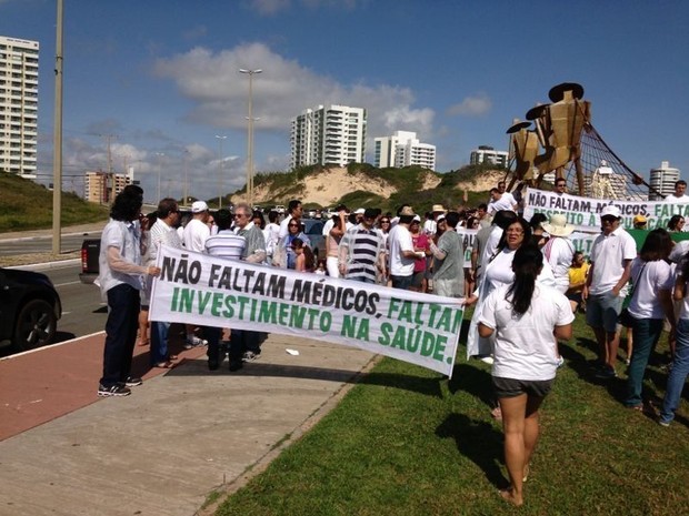 Médicos se reúnem na Litorânea para pedir mais investimentos (Foto: Zeca Soares/G1)