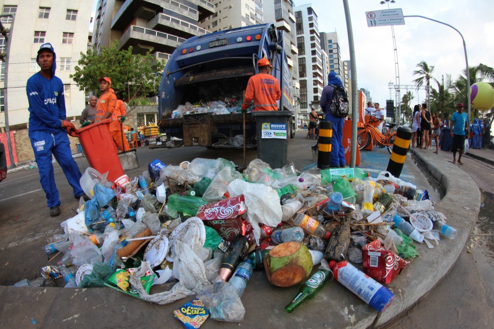 Mais de 60 toneladas foram retirada da orla do Recife neste primeiro dia do ano (Foto: Marlon Costa/Pernambuco Press)
