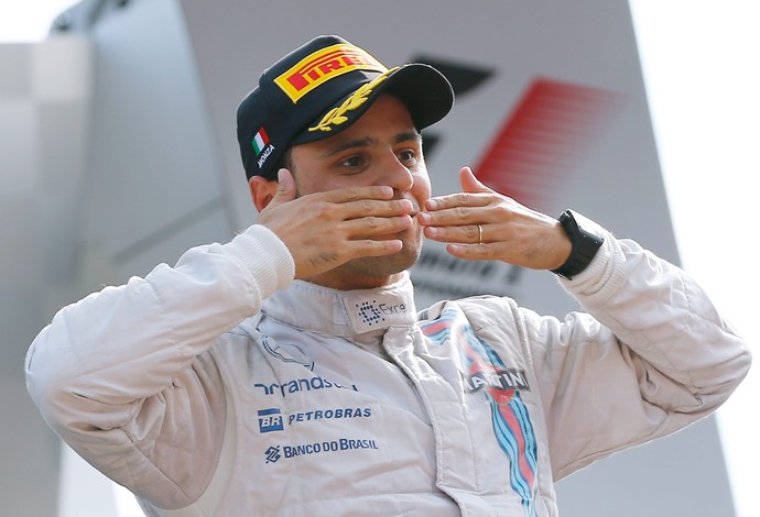 Felipe Massa manda beijos para os fãs italianos no pódio do GP da Itália (Foto: EFE)