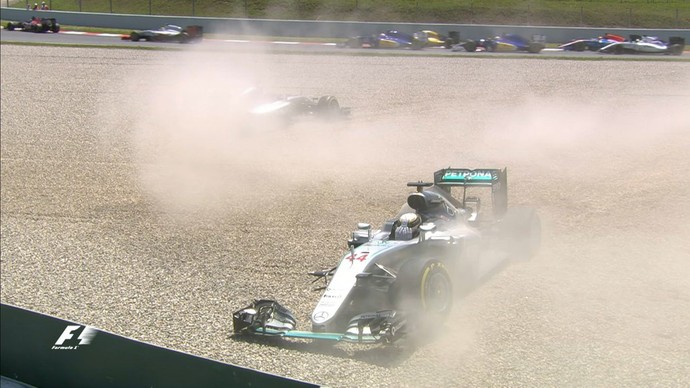 Lewis Hamilton não se conforma com batida no GP da Espanha (Foto: Divulgação)