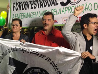 Ato de enfermeiros cobrou regulamentação da jornada semanal de 30 horas (Foto: Débora Soares/G1)