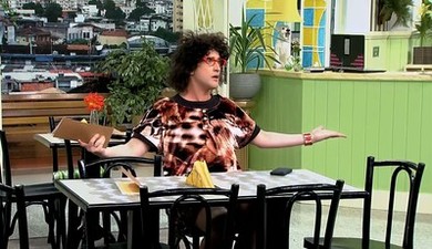 Maicon convida Valdomiro pra ser Garota Calendário. Assista!