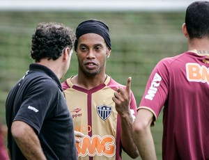 Técnico Cuca conversa com Ronaldinho Gaúcho (Foto: Bruno Cantini / Flickr do Atlético-MG)