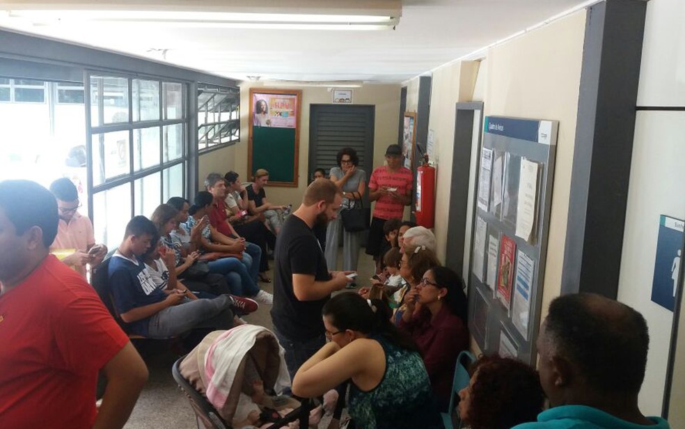 Pessoas esperando atedimento no posto de saúde da Asa Norte (Foto: Eugênio Câmara Costa/Arquivo pessoal)