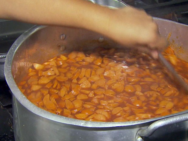 Crianças têm comido apenas salsicha e carne moída na merenda em Poços de Caldas (Foto: Reprodução EPTV) Crianças têm comido apenas salsicha e carne moída na merenda em Poços de Caldas (Foto: Reprodução EPTV)