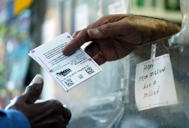 A loteria americana Mega Millions sorteia na noite desta sexta-feira (13) um prêmio estimado de US$ 400 milhões (Foto: Matt Rourke/AP)