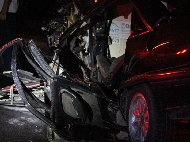 Carro ficou destrudo aps batida (Foto: Jornal Razo/Divulgao)